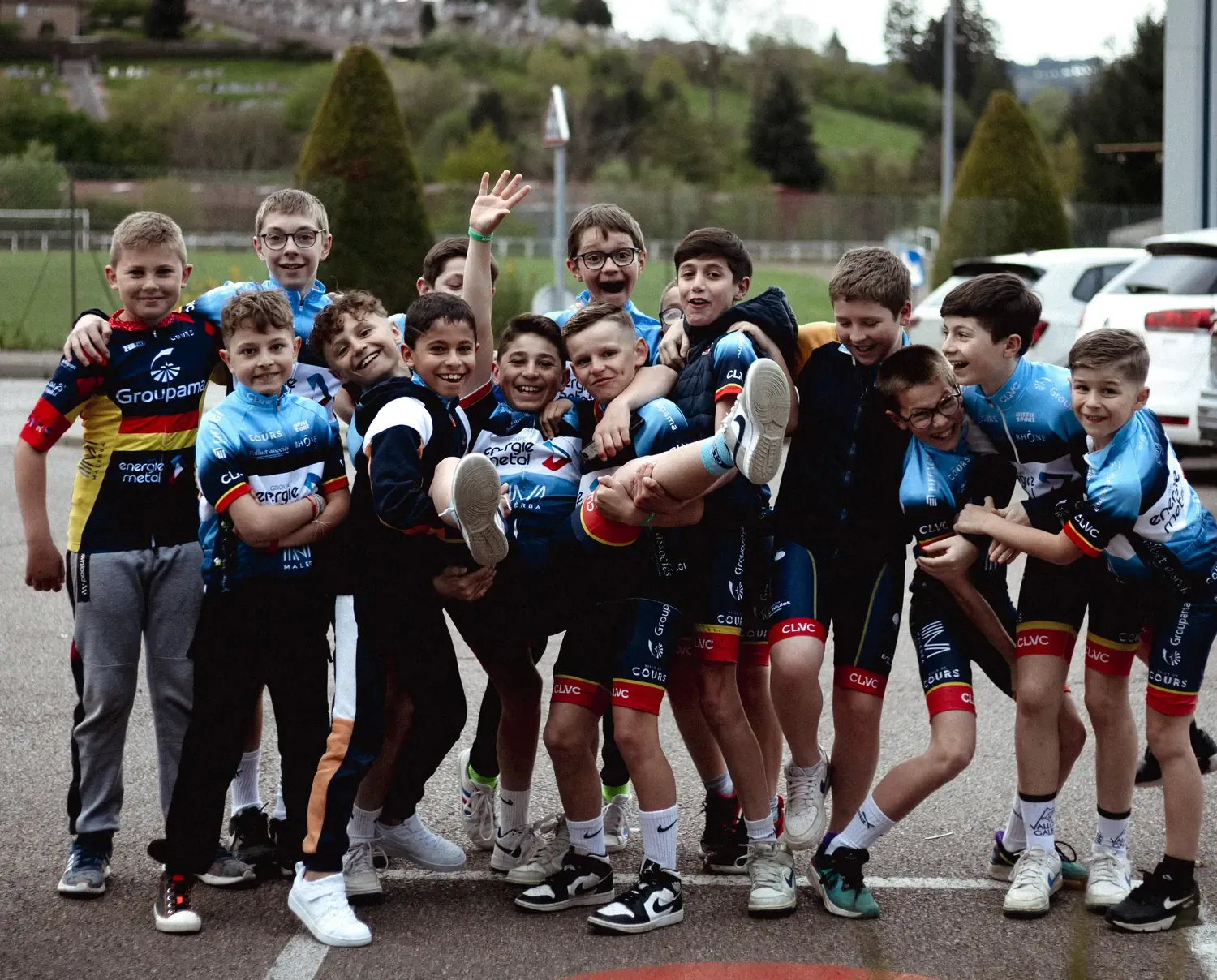 Les jeunes coureurs du club réunis en tenue