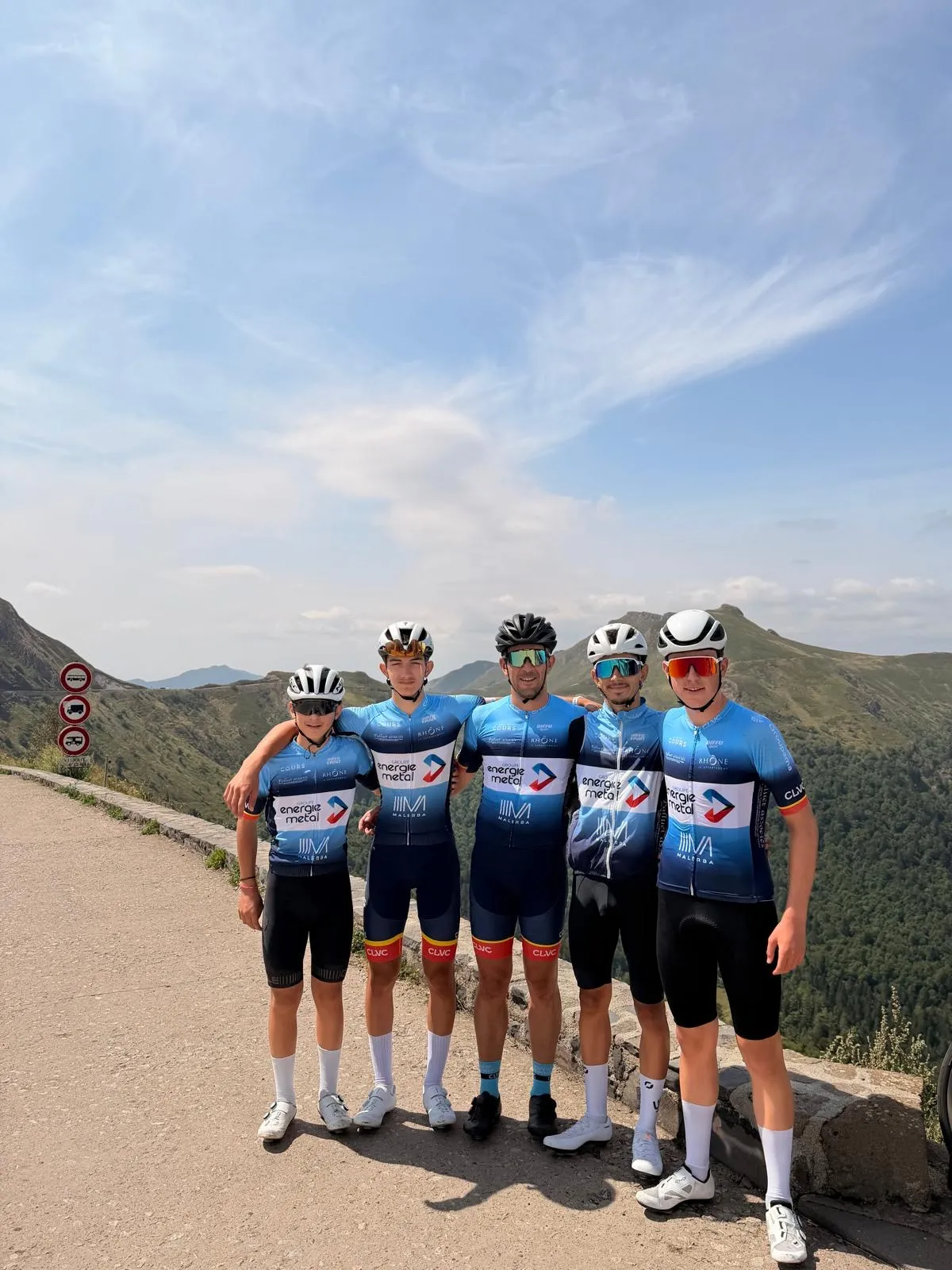 La route dans les monts du Cantal