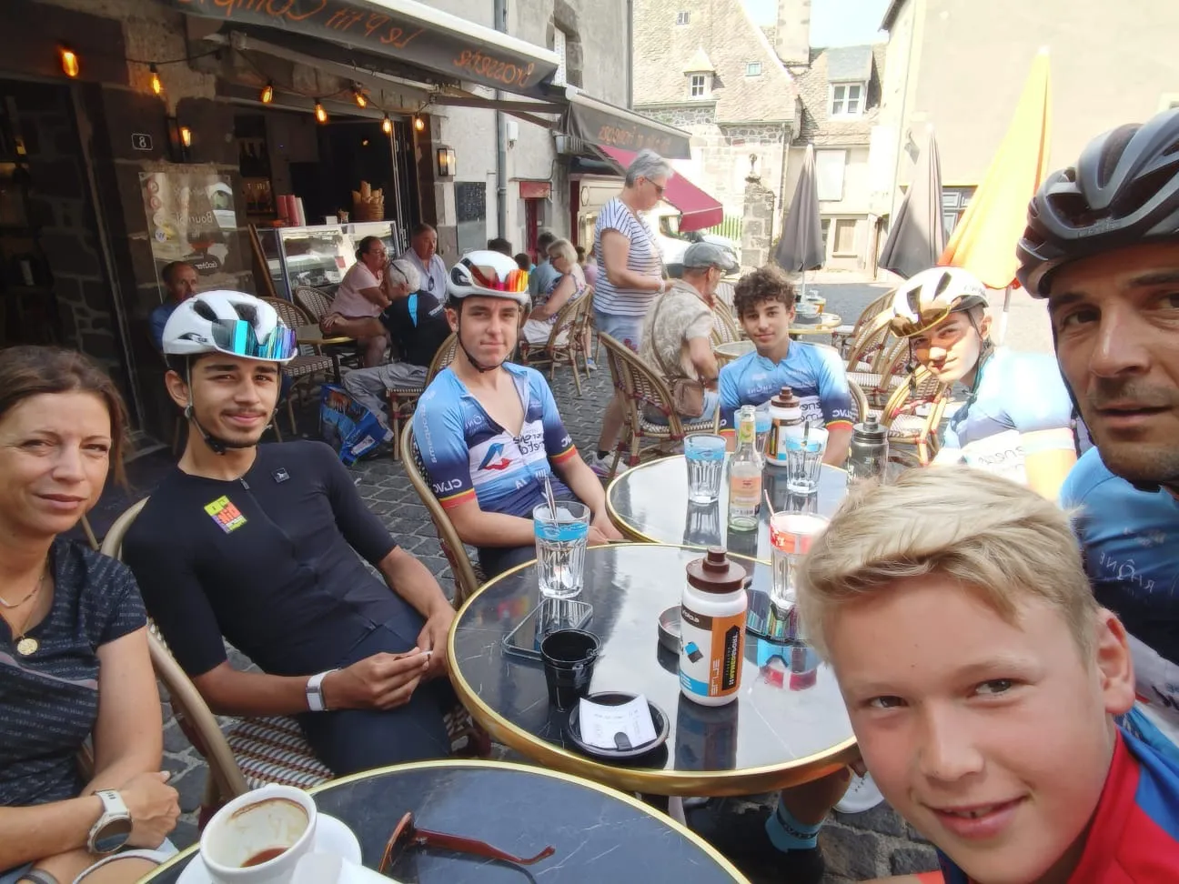 Le groupe en terrasse à Salers