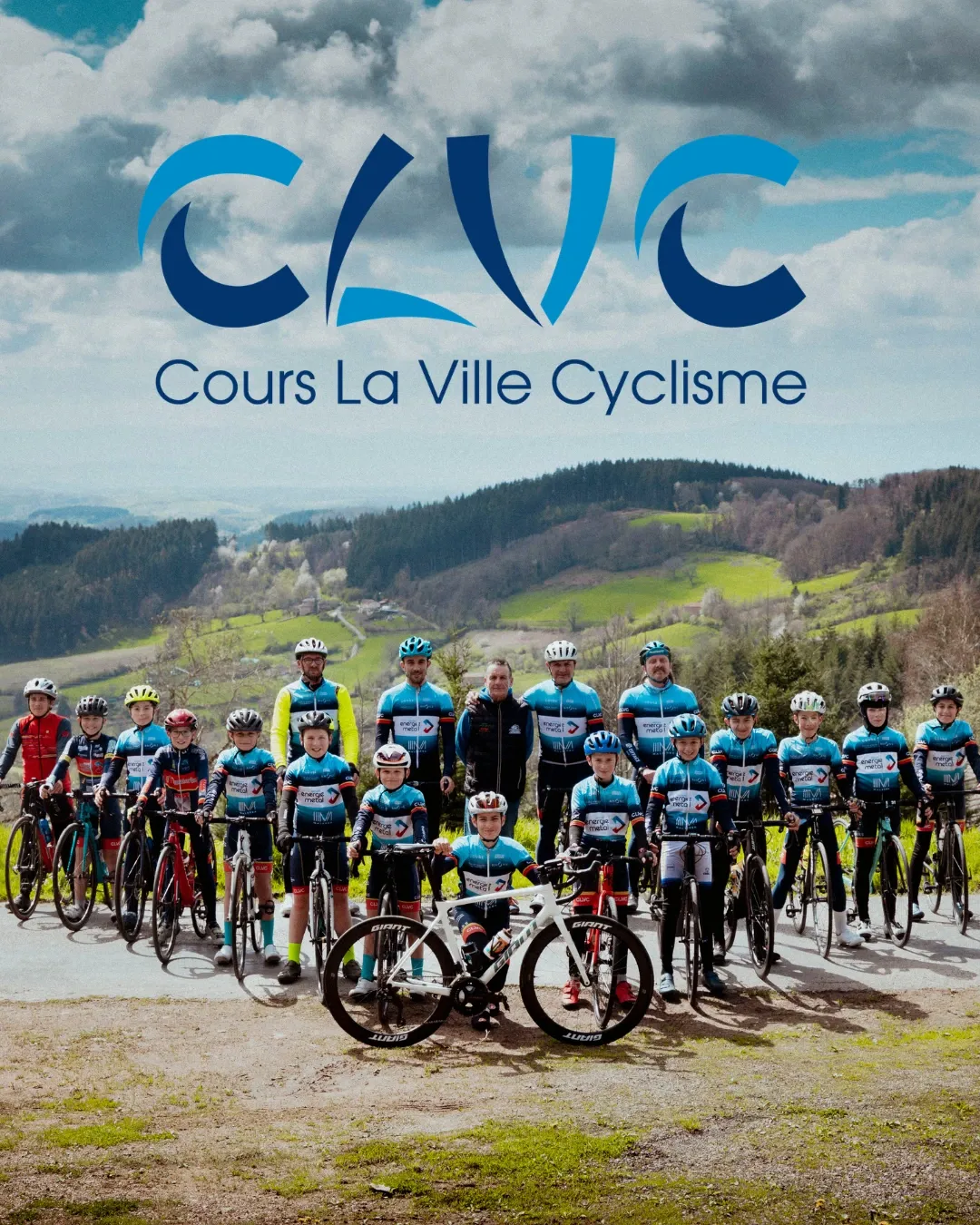 L'effectif du Cours-la-Ville Cyclisme réuni sur les hauteurs du Beaujolais Vert