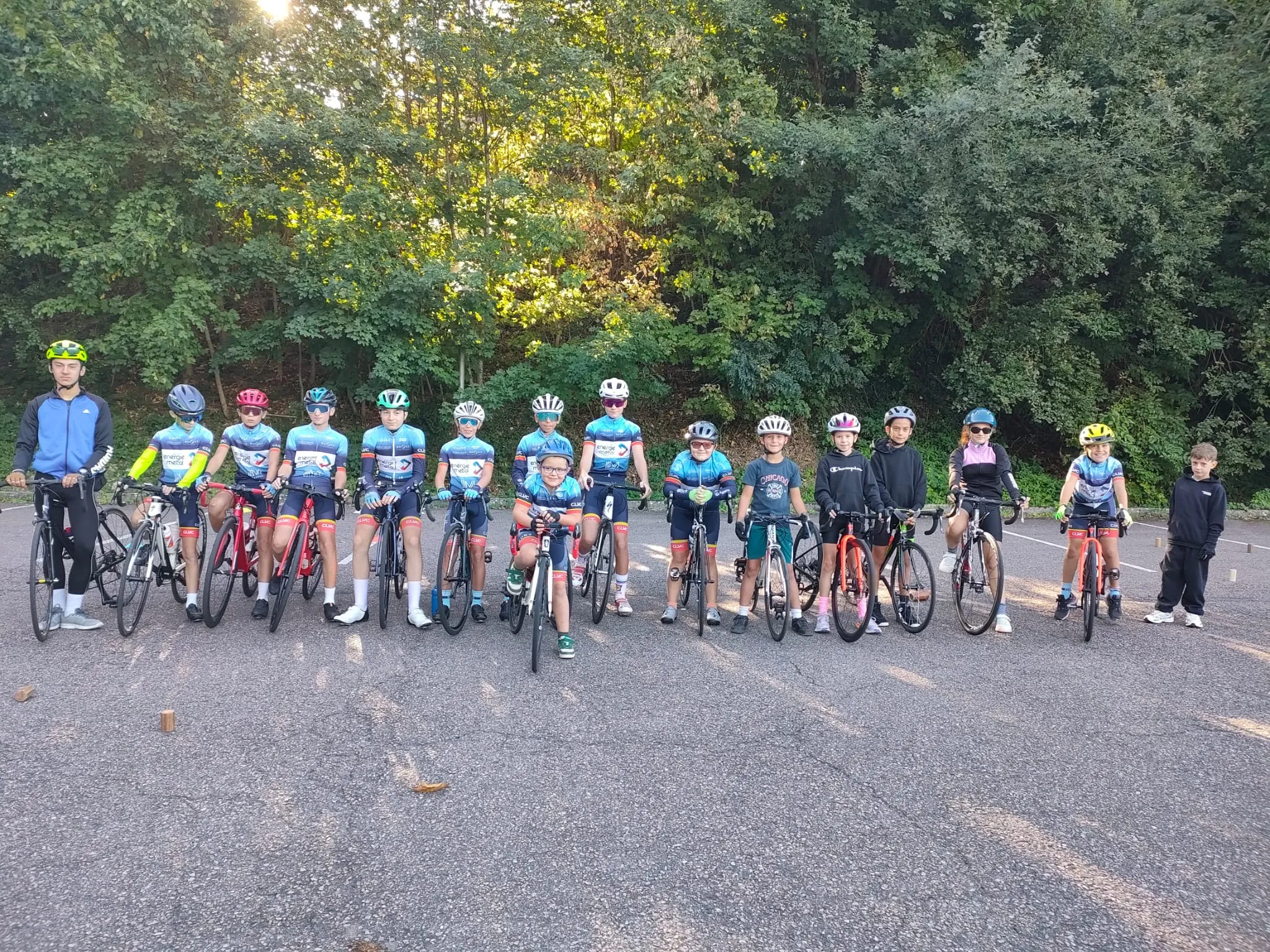 Le groupe du samedi matin aligné sur le parking, chacun derrière son vélo, avec l'encadrant à gauche