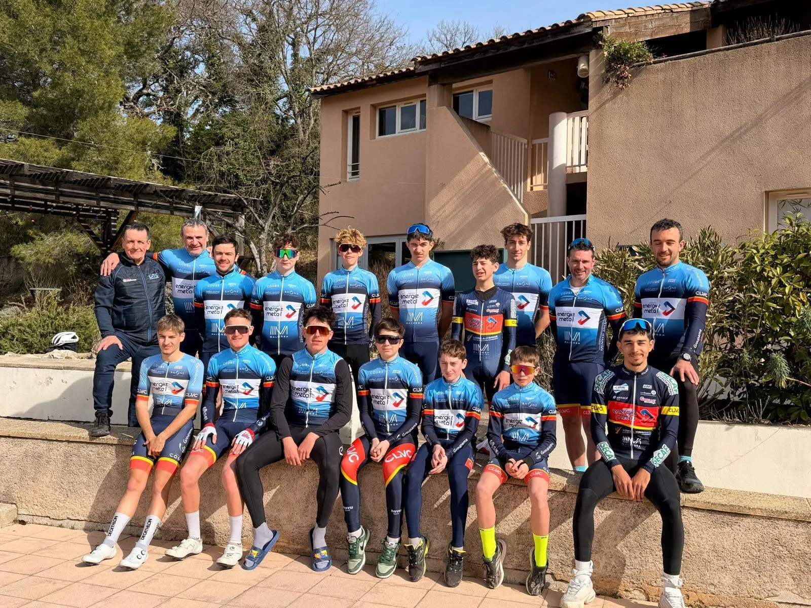 La photo de groupe devant le gîte