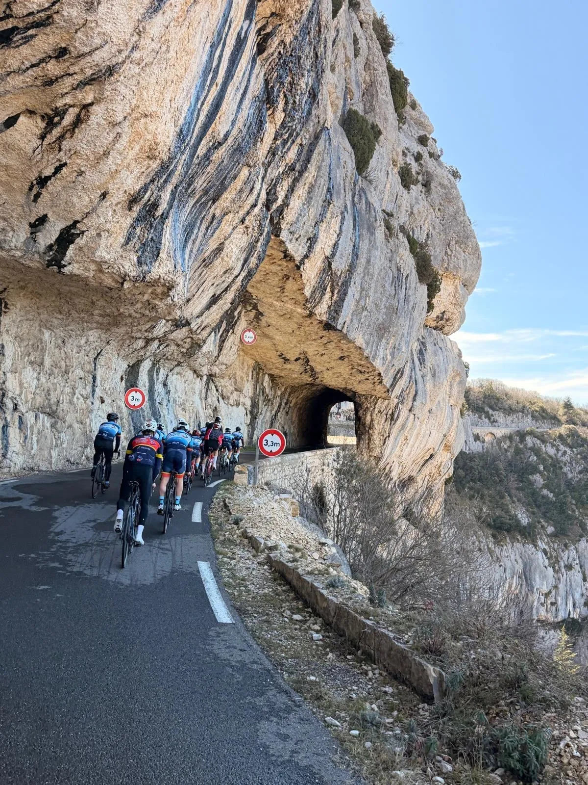 La route en corniche des gorges de la Nesque