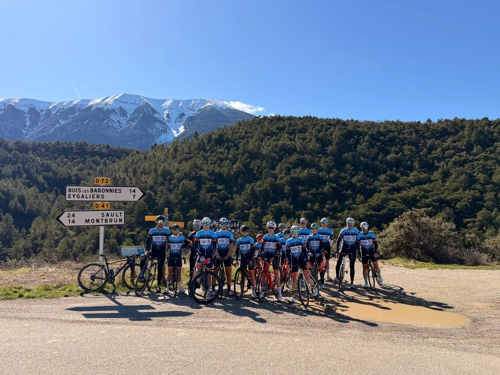 Le groupe posé au pied du mont Ventoux enneigé, au carrefour de Buis-les-Baronnies